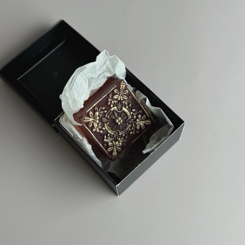 Elegant golden bar – deeply nourishing soap enriched with antioxidants and vitamins.