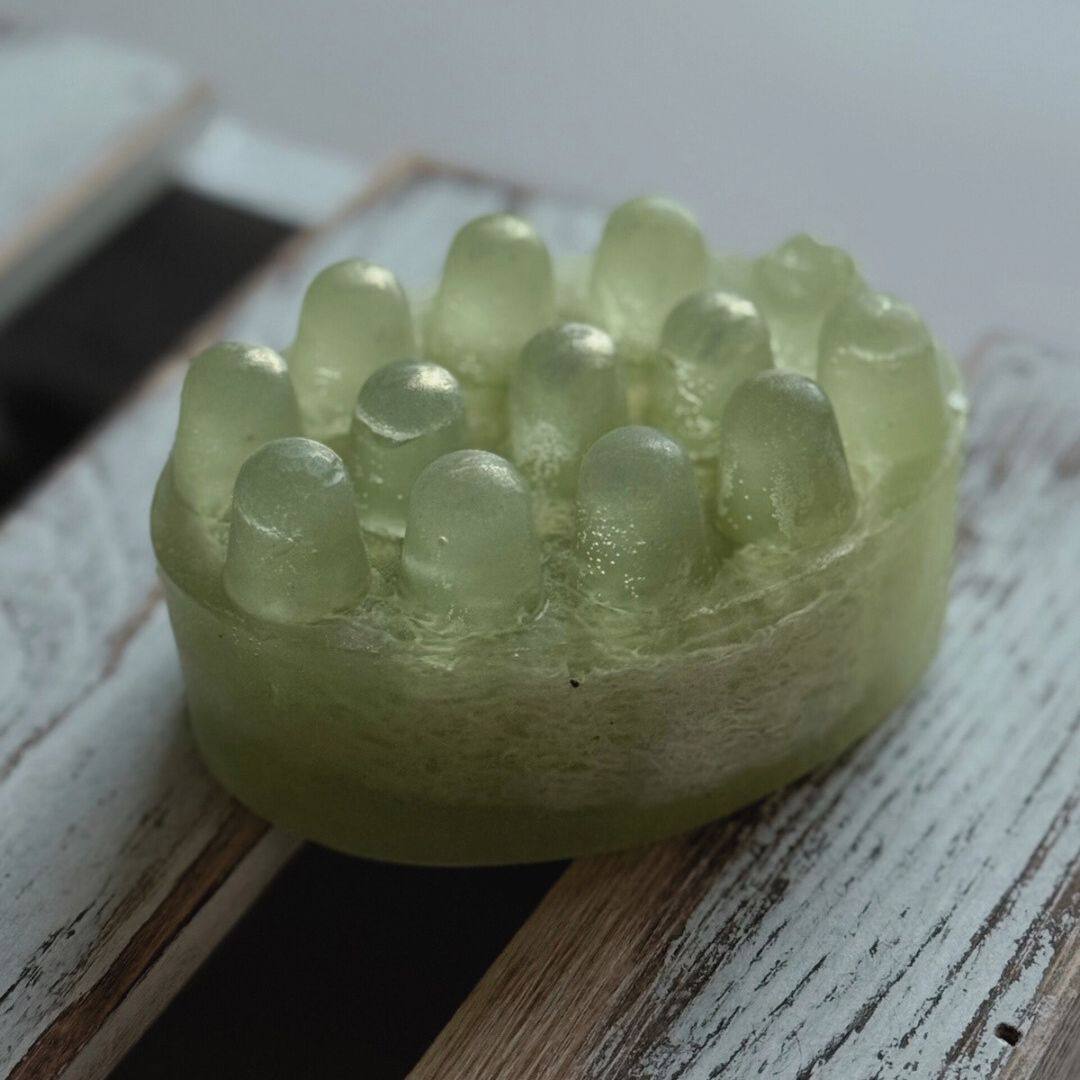 Refreshing aloe & loofah bar – the perfect blend of exfoliation and hydration by Soap&Box.