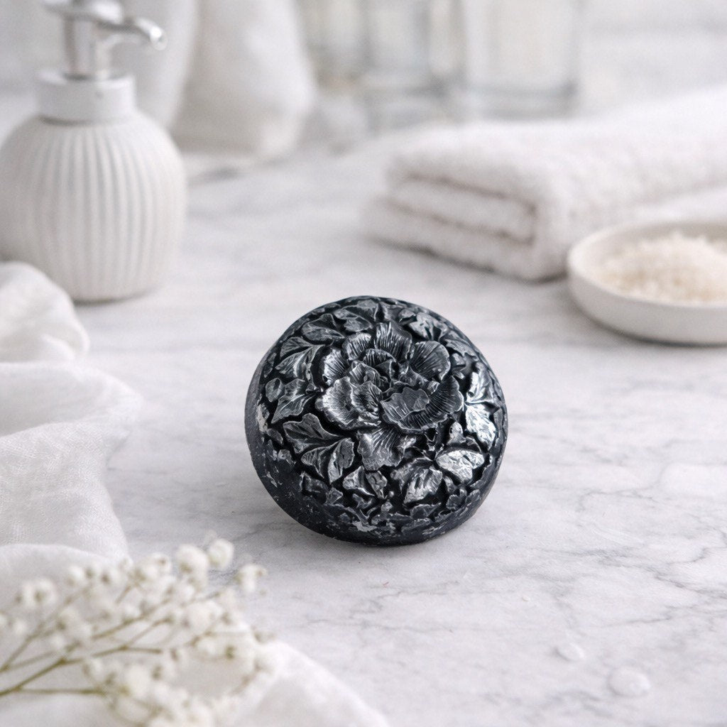Barre de savon Black Lotus de Soap&Box – savon artisanal au charbon de bambou pour un nettoyage en profondeur et une peau douce et équilibrée.