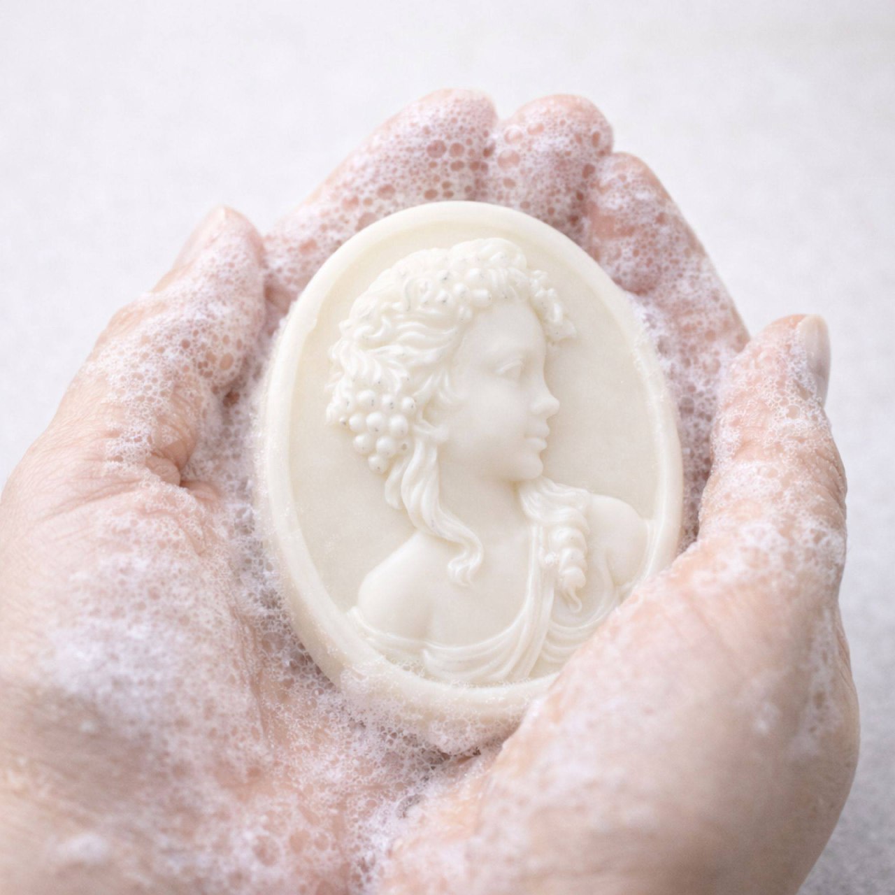 Soap&Box Shea Muse soap in black eco box – gentle shea butter bar with warm sandalwood and coconut scent.