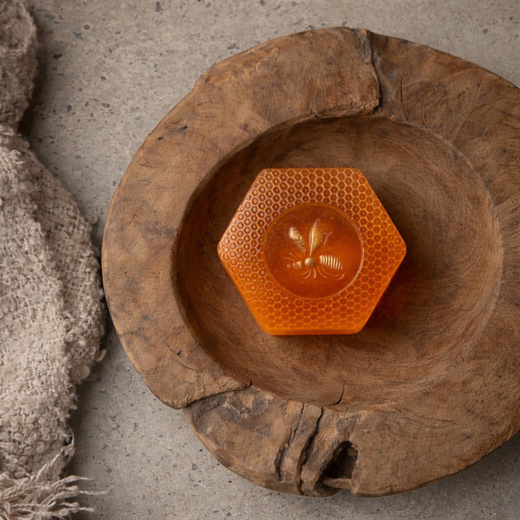 Handcrafted honey soap – comforting and moisturizing care inspired by nature.